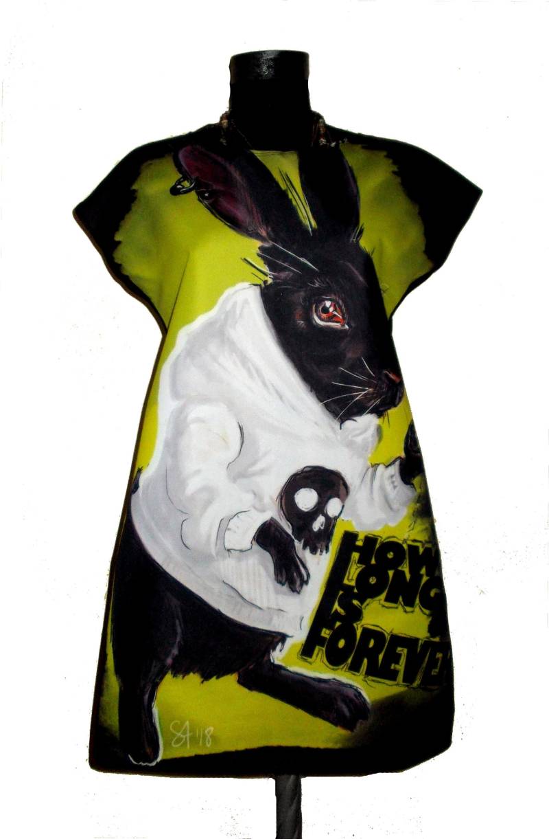 Schwarzes Kleid Tunika Gothic Kaninchen Kunstdruck, Kurzarm T-Shirt von REBELLYANN