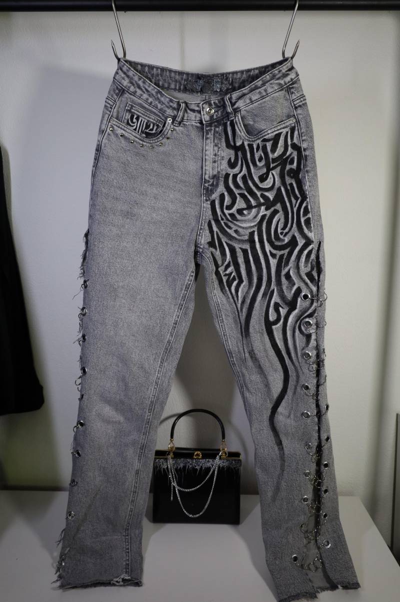 Calligraffiti Jeans Handbemalt Reclaimed By Salinkas Calligraffiti Jeans Handbemalt Reclaimed By Salinkas von RECLAIMEDbySALINKAS