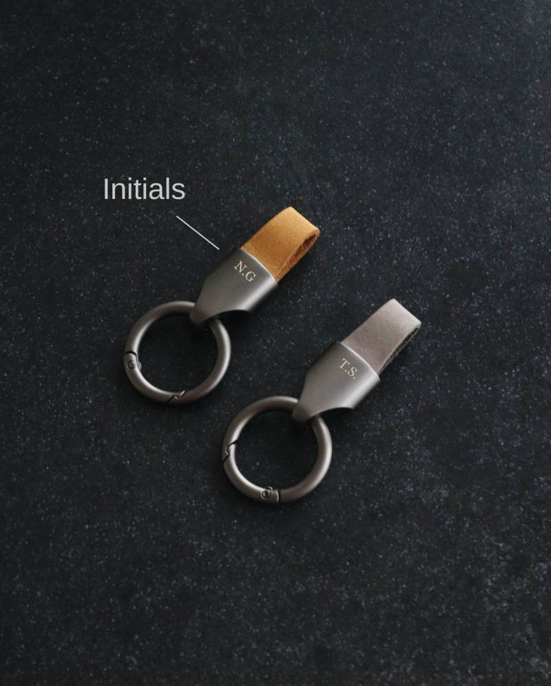 Hochwertiger Schlüsselanhänger Für Männer - Personalisiertes Geschenk Ihn Mit Gravur Monogramm Namen Kc3 von REDCHERRYBLVD