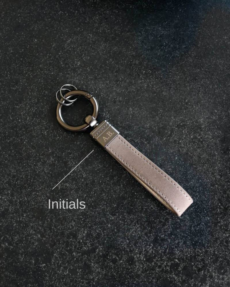 Premium Qualität Schlüsselanhänger Für Männer - Personalisiertes Geschenk Ihn Mit Gravur Monogramm Namen Kc2 von REDCHERRYBLVD