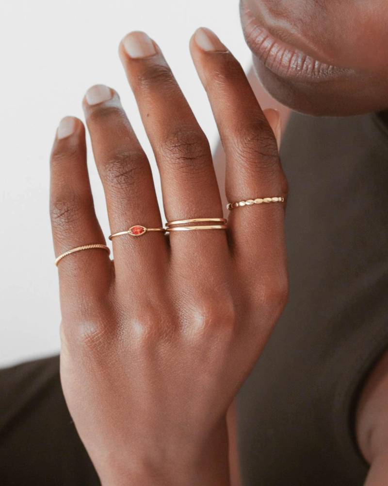 Wasserdicht - 18K Gold Vermeil Ring Roter Cz Zirkonia Minimalist Schichtringe Stapelring von REDCHERRYBLVD