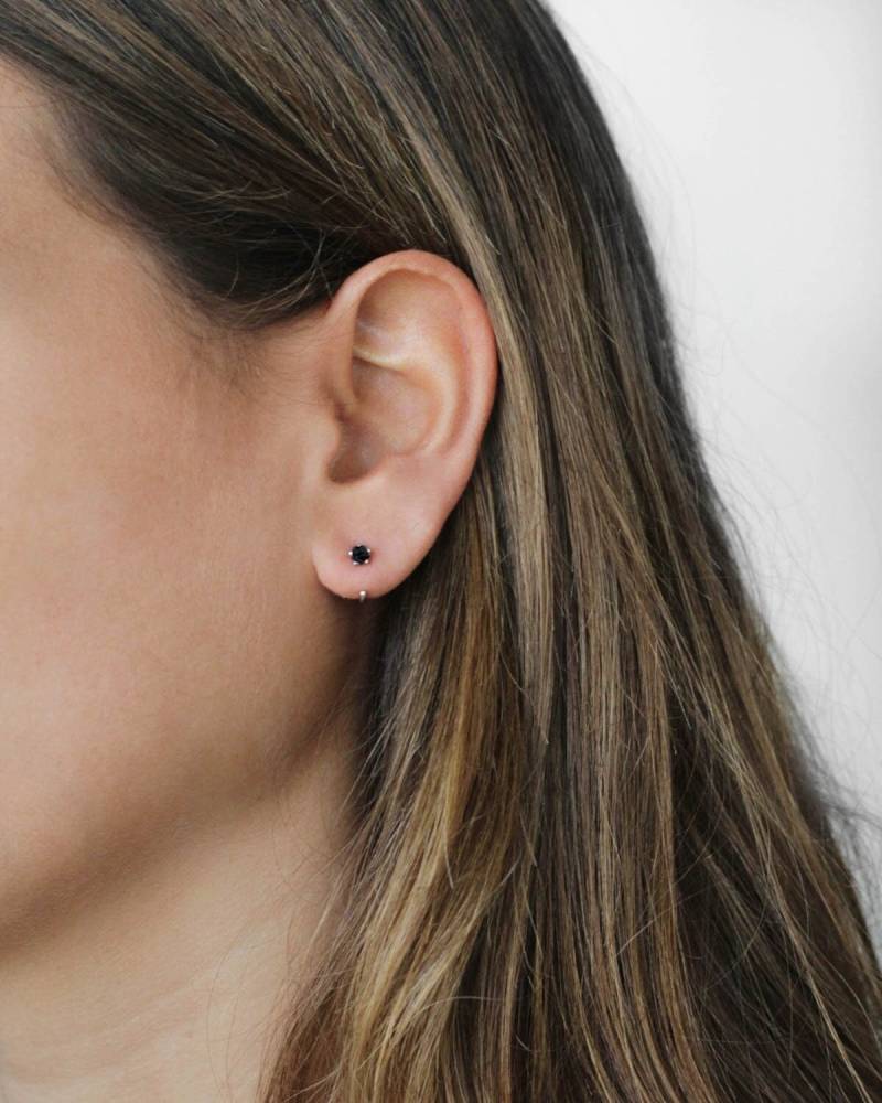 Wasserdicht - 925 Sterling Silber Offene Schwarze Cz Creolen Schwarze Huggies Stacking Ohrringe von REDCHERRYBLVD