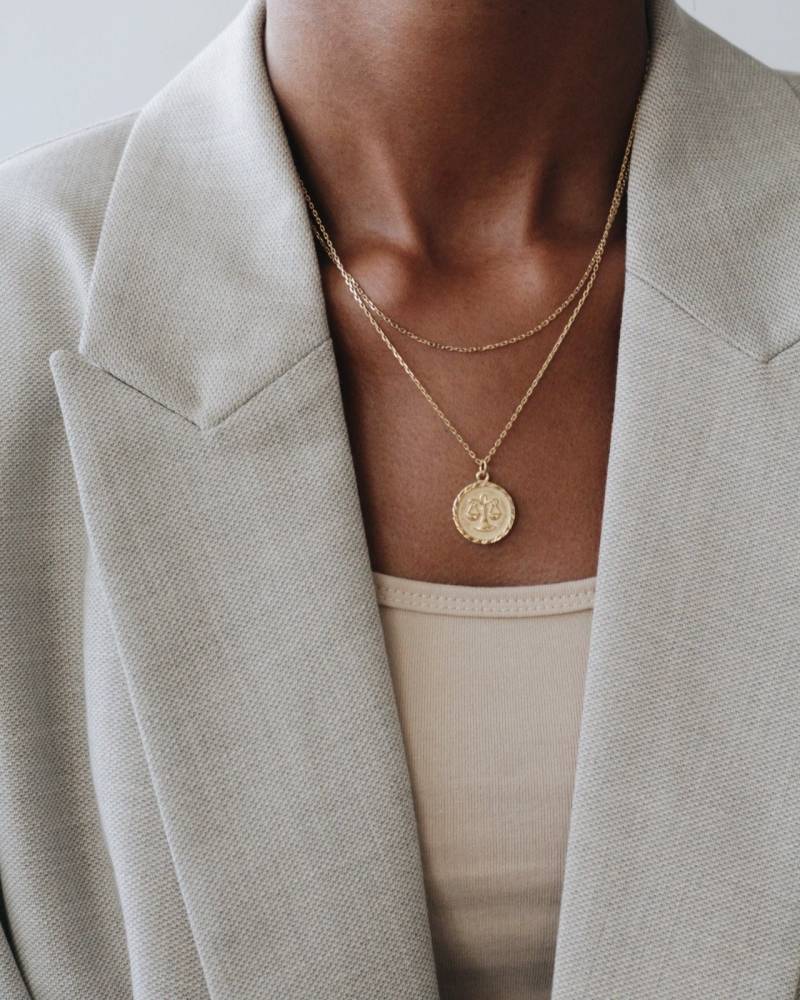 Wasserdicht - Waage 18K Gold Vermeil Sternzeichen Halskette Konstellations Schichtung Schmuck Münze von REDCHERRYBLVD