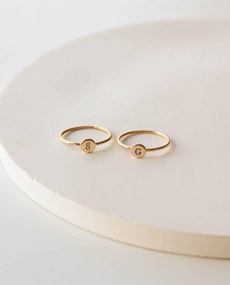 Wasserdicht - Winziger Scheibenring 18K Gold Vermeil 925 Sterling Silber Stapelring Schichtring Buchstabenring von REDCHERRYBLVD