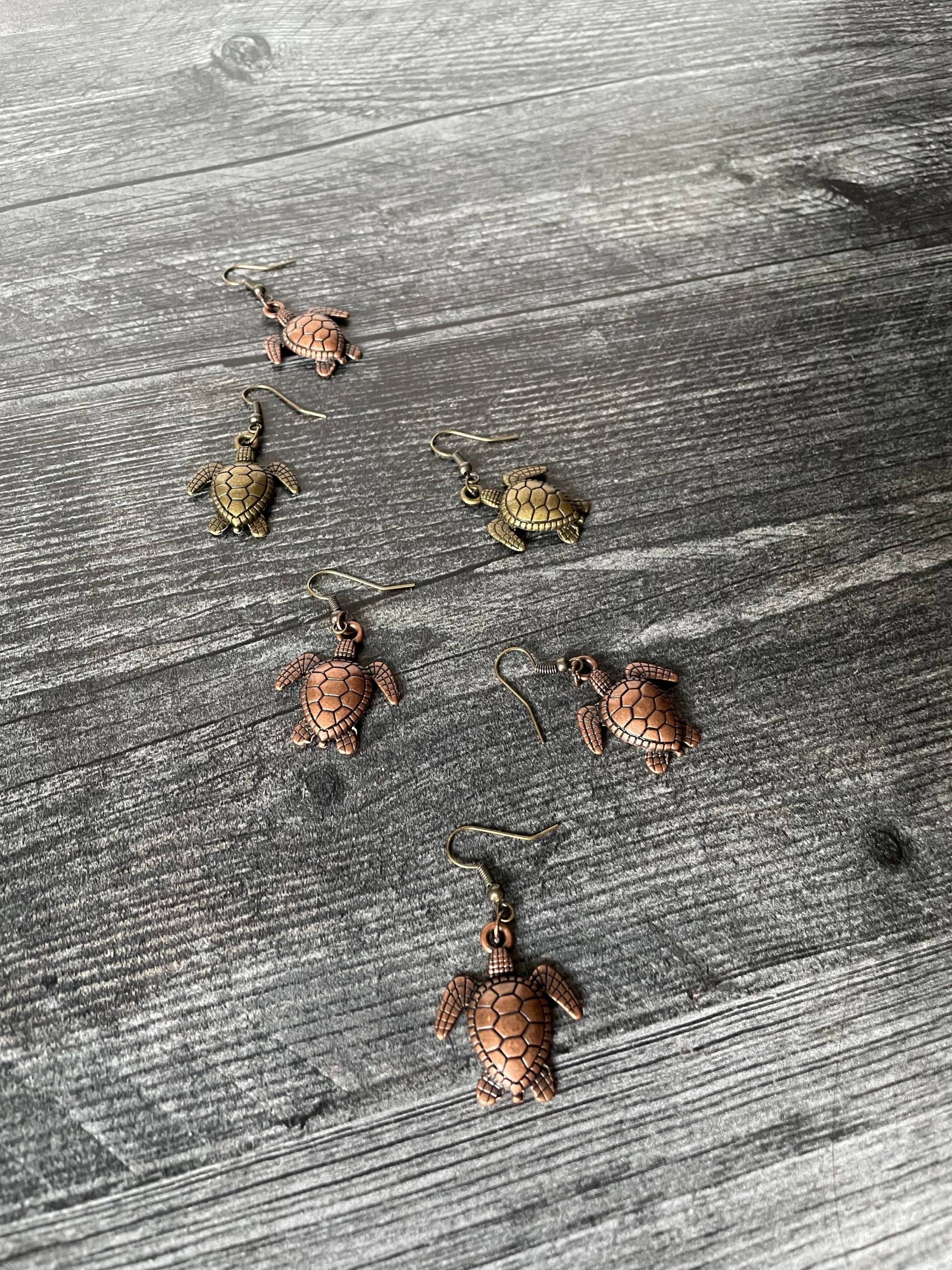 Gebürstete Schildkröte Ohrringe Aus Metall Gebürstete Schildkröte Ohrringe Aus Metall von REFcreatives