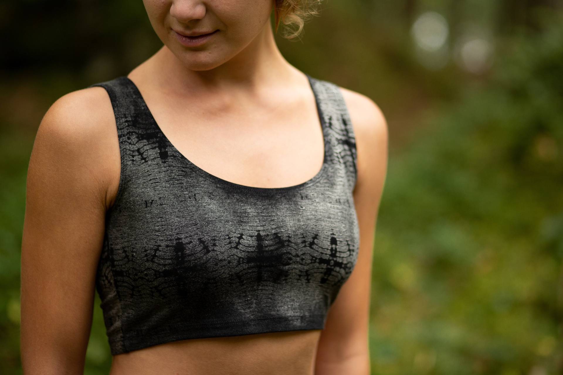 Crop Top - Kurztop Mit Abstrakt-Filigranem Batikmuster Batik, Siebdruck Schwarz-Beige-Grau Crop Top - Kurztop Mit Abstrakt-Filigranem Batikmuster Batik, Siebdruck Schwarz-Beige-Grau von REGENBOGENSCHWARZ
