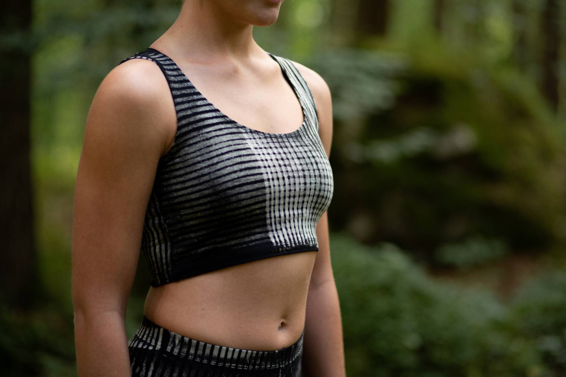 Crop Top - Kurztop Mit Karomuster Batik, Siebdruck Schwarz-Beige-Grau von REGENBOGENSCHWARZ