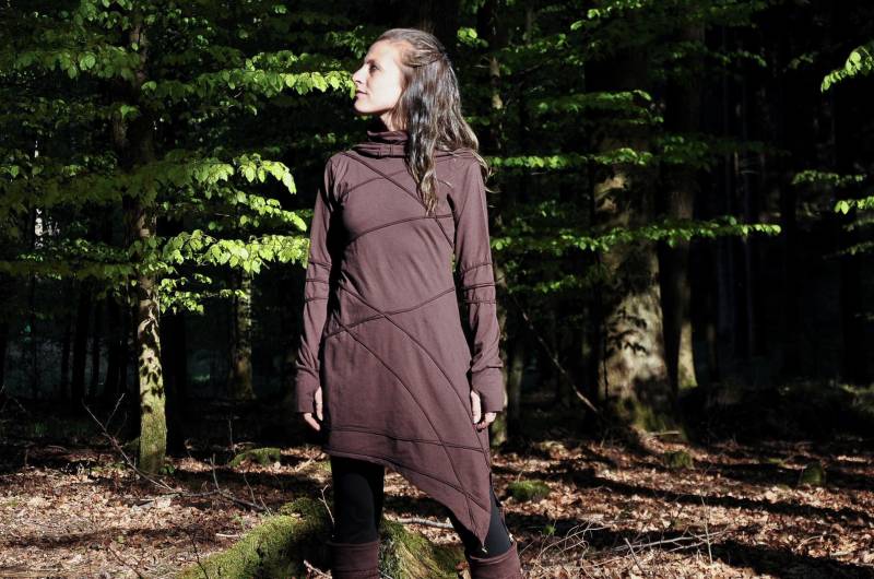Langärmliges Kapuzenkleid - Pulloverkleid, Sweatkleid, Zipfelkleid Mit Daumenlöchern Und Messingglöckchen Mystisch Braun von REGENBOGENSCHWARZ