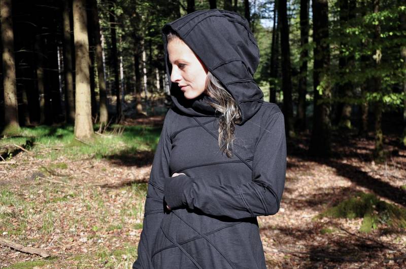 Langärmliges Kapuzenkleid - Pulloverkleid, Sweatkleid, Zipfelkleid Mit Daumenlöchern Und Messingglöckchen Mystisch Schwarz von REGENBOGENSCHWARZ