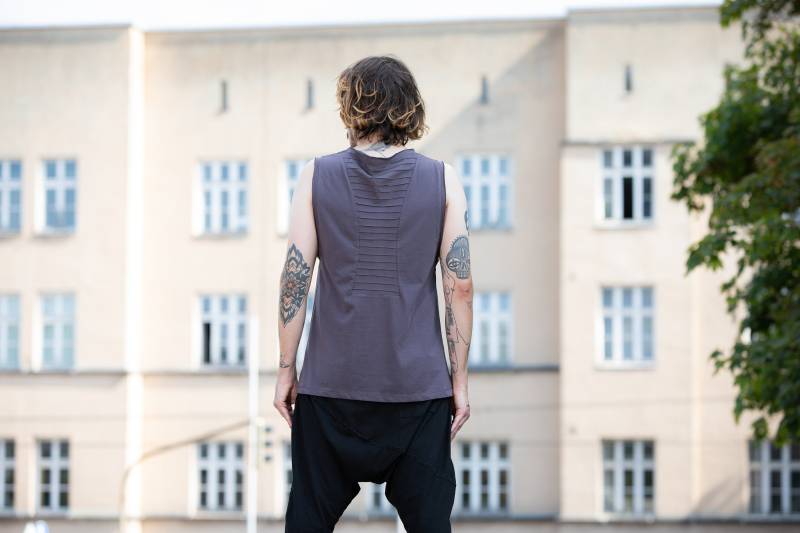Tanktop - Mit Nähten Am Rücken Und Raw Neck Lavendel-Grau von REGENBOGENSCHWARZ