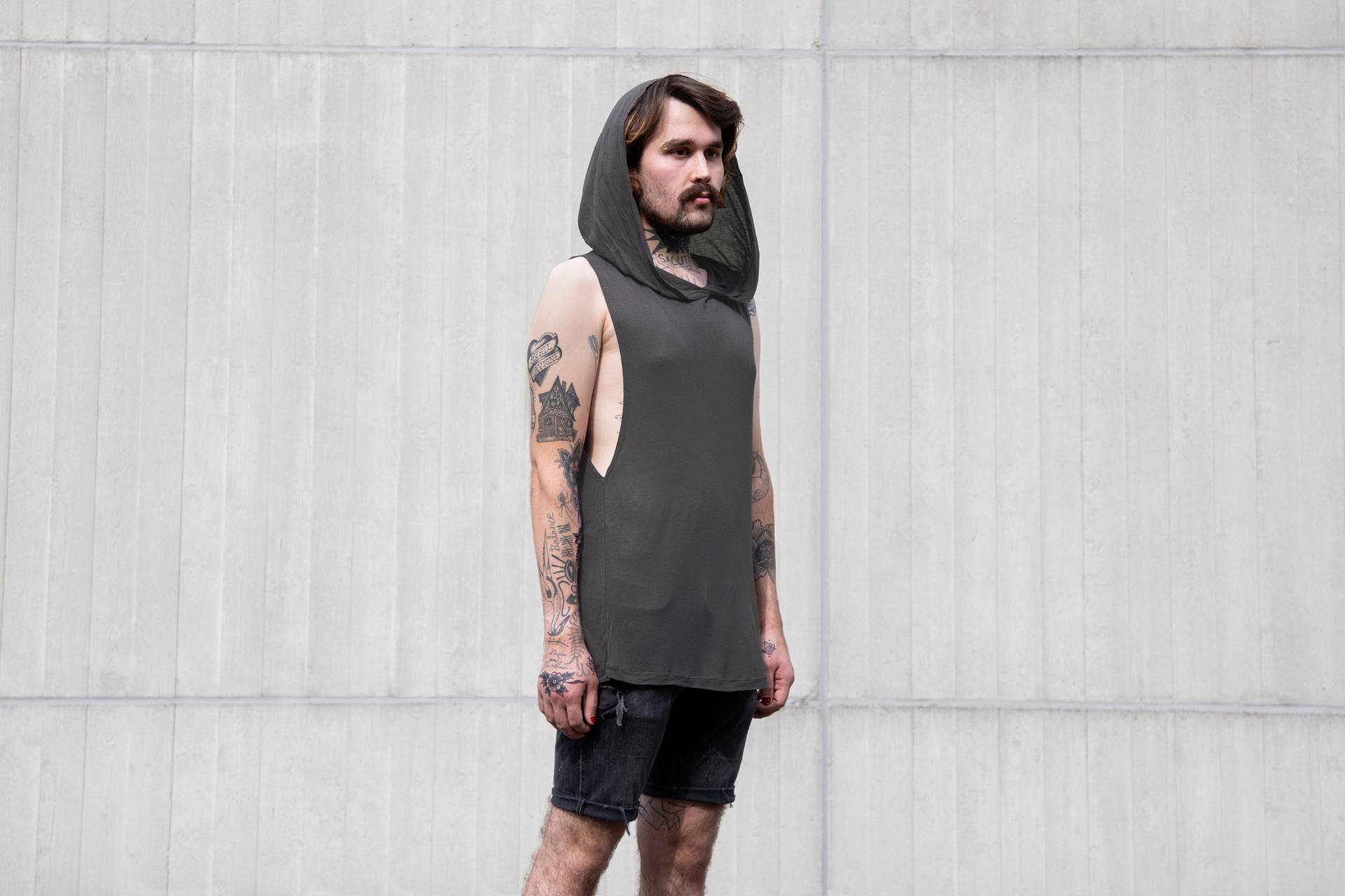 Transparentes Tanktop - Mit Kapuze Metall-Grau Transparentes Tanktop - Mit Kapuze Metall-Grau von REGENBOGENSCHWARZ