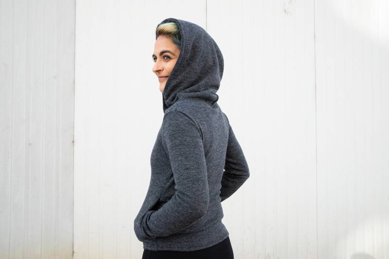 Zipper-Jacke Mit Diagonalem Reißverschluss, Daumenlöchern Und Großer Kapuze - Grau von REGENBOGENSCHWARZ