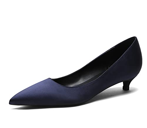 Damen Kätzchen Low Heels Satin Pumps Mode Elegante Zehenspitze Büro Pump Schuhe Dunkelblau 39.5 EU von REKALFO