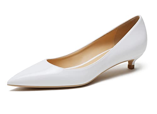 Damen Pumps Lackleder Stöckelschuhe Gespitzte Zehe Kitten Absatz Graduation Schuhe für Frauen Dressy Weiß 3cm 40 EU von REKALFO