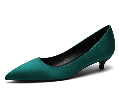 REKALFO Spitz zulaufende Absätze für Damen Satin Damenpumps mit Kitten Heel Slip On Damenschuhe für Hochzeitsfeier Urlaub Grün 38.5 EU von REKALFO