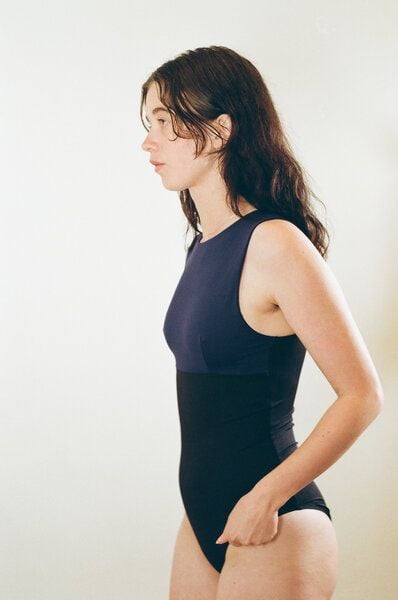 RENDL Swimsuit No.18 - zweifarbiger, hochgeschnittener Badeanzug von RENDL