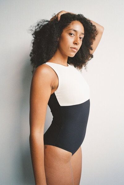 RENDL Swimsuit No.18 - zweifarbiger, hochgeschnittener Badeanzug von RENDL