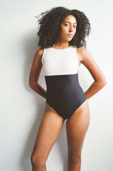 RENDL Swimsuit No.18 - zweifarbiger, hochgeschnittener Badeanzug von RENDL