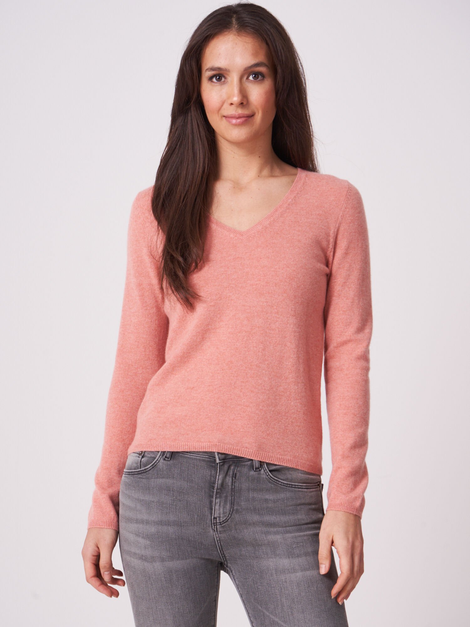 Basic Feinstrick-Pullover aus organischem Kaschmir mit V-Ausschnitt von REPEAT cashmere