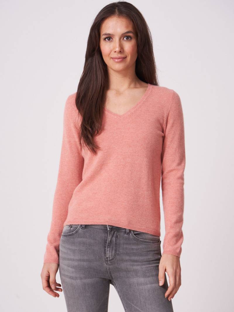 Basic Feinstrick-Pullover aus organischem Kaschmir mit V-Ausschnitt von REPEAT cashmere