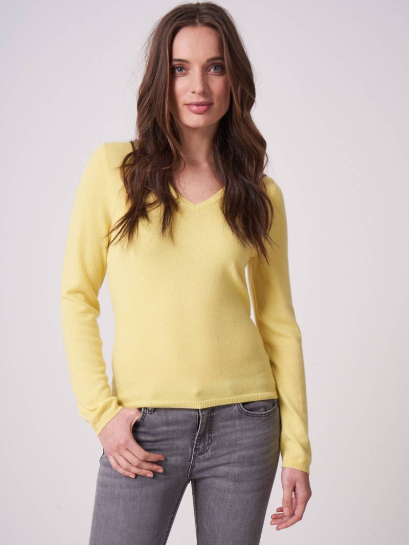 Basic Feinstrick-Pullover aus organischem Kaschmir mit V-Ausschnitt von REPEAT cashmere