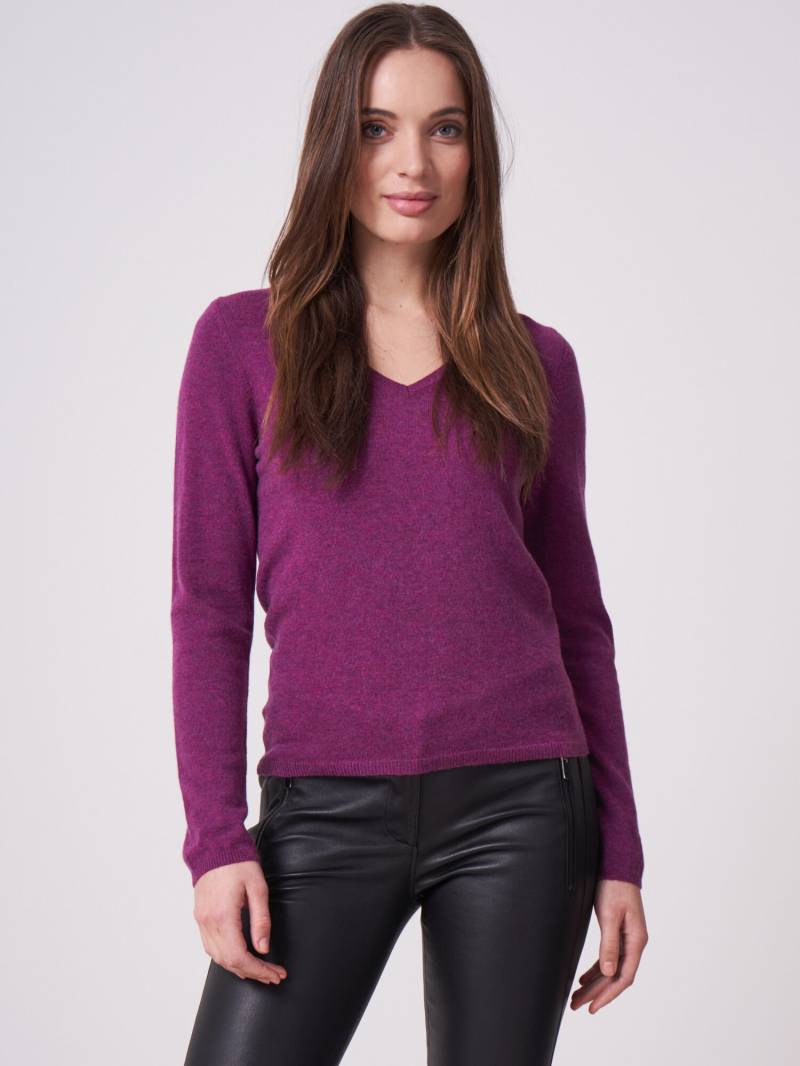 Basic Feinstrick-Pullover aus organischem Kaschmir mit V-Ausschnitt von REPEAT cashmere