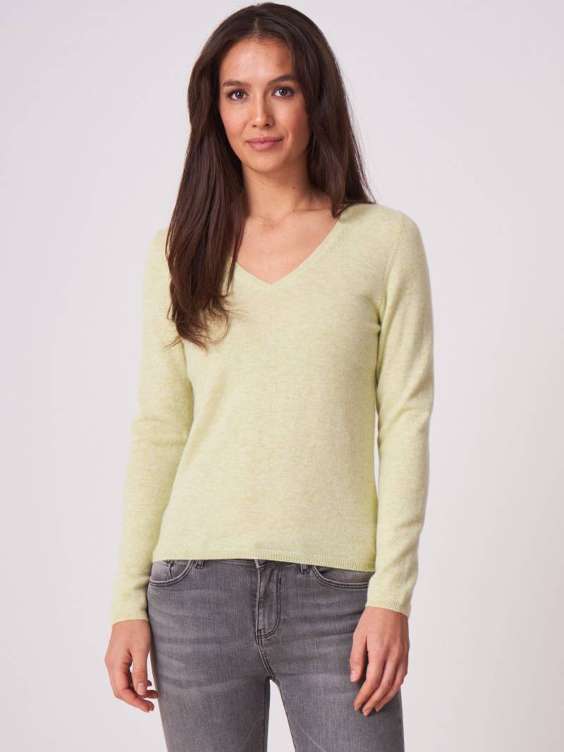 Basic Feinstrick-Pullover aus organischem Kaschmir mit V-Ausschnitt von REPEAT cashmere