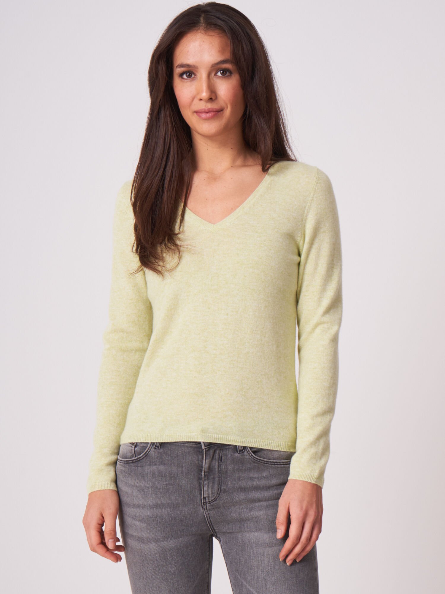 Basic Feinstrick-Pullover aus organischem Kaschmir mit V-Ausschnitt von REPEAT cashmere