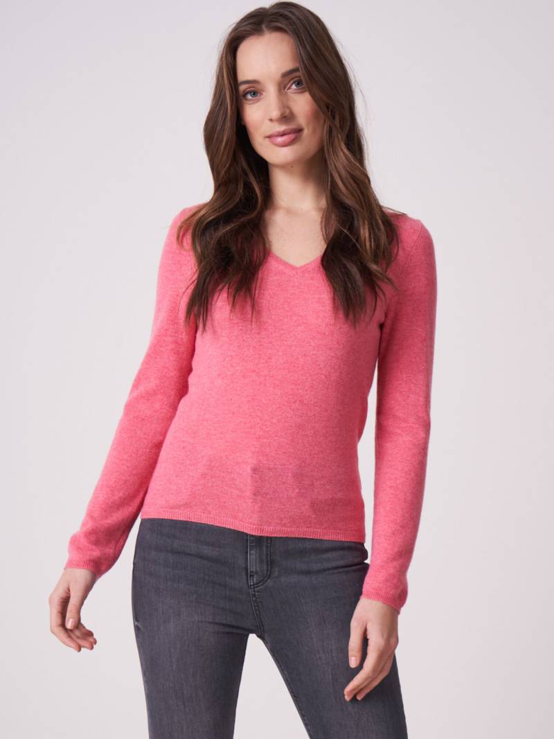 Basic Feinstrick-Pullover aus organischem Kaschmir mit V-Ausschnitt von REPEAT cashmere