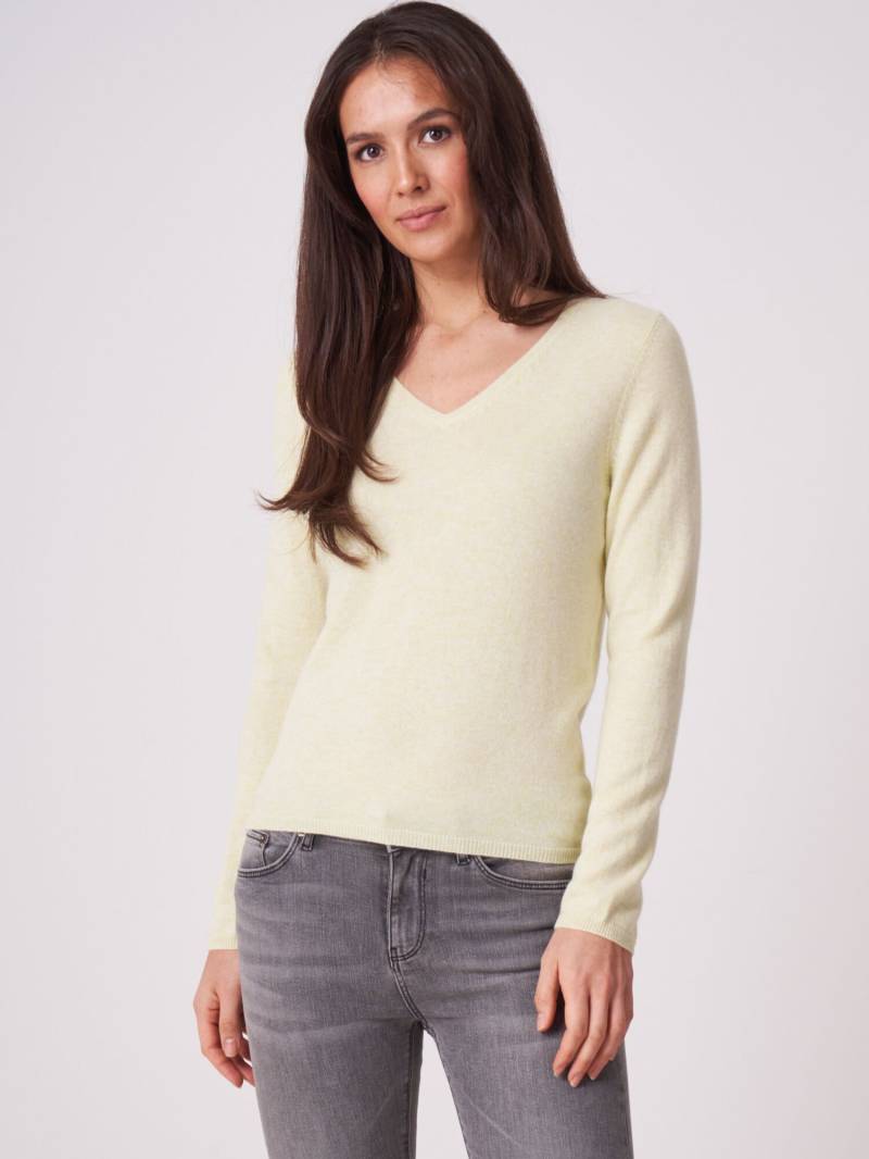 Basic Feinstrick-Pullover aus organischem Kaschmir mit V-Ausschnitt von REPEAT cashmere