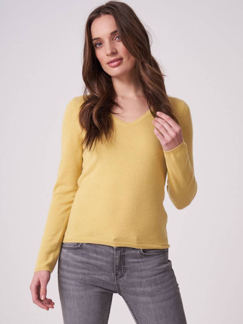 Basic Feinstrick-Pullover aus organischem Kaschmir mit V-Ausschnitt von REPEAT cashmere