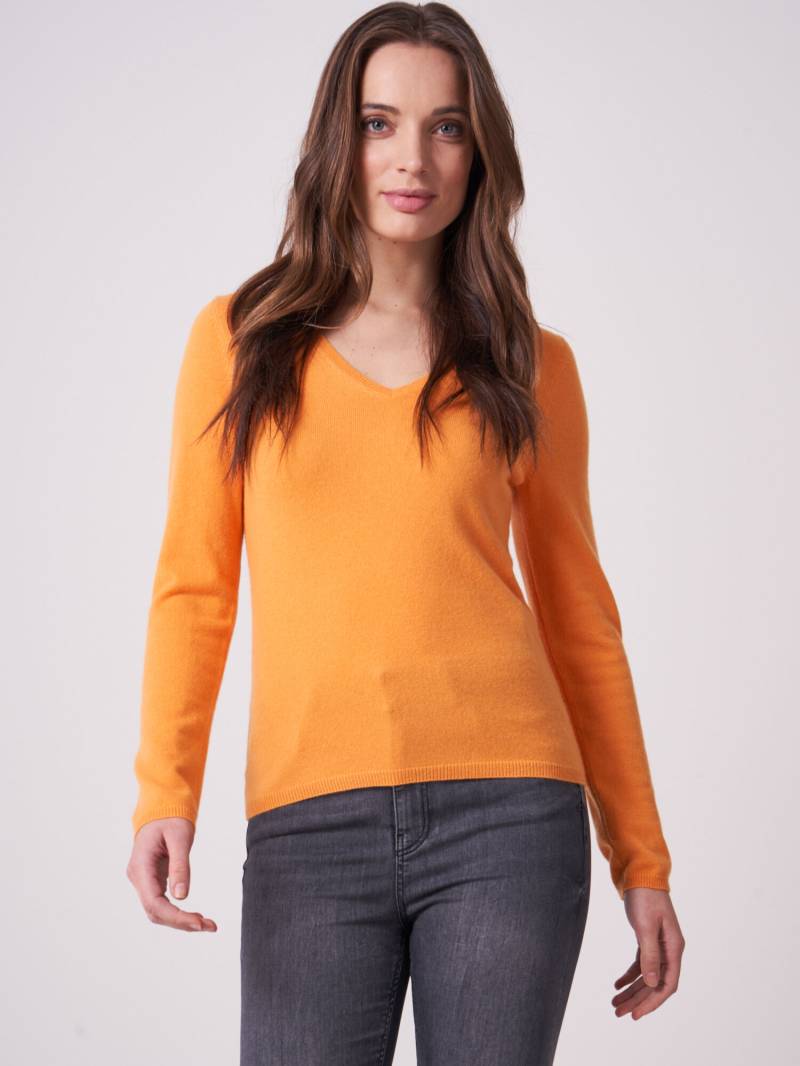 Basic Feinstrick-Pullover aus organischem Kaschmir mit V-Ausschnitt von REPEAT cashmere