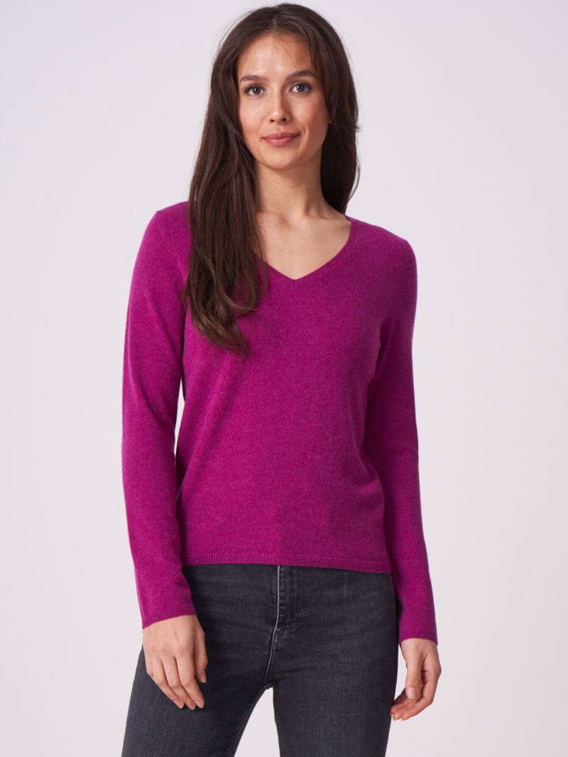 Basic Feinstrick-Pullover aus organischem Kaschmir mit V-Ausschnitt von REPEAT cashmere