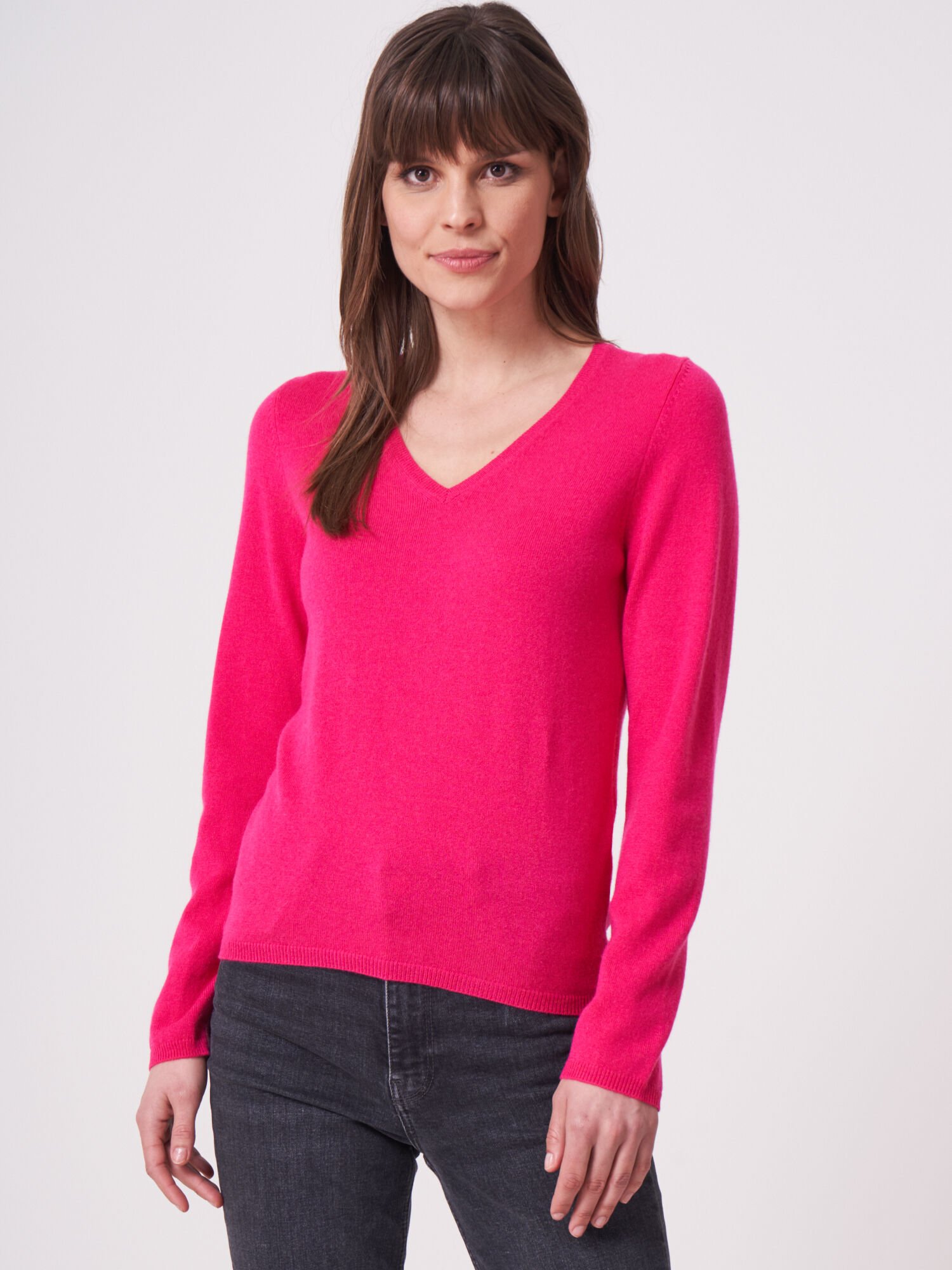 Basic Feinstrick-Pullover aus organischem Kaschmir mit V-Ausschnitt von REPEAT cashmere