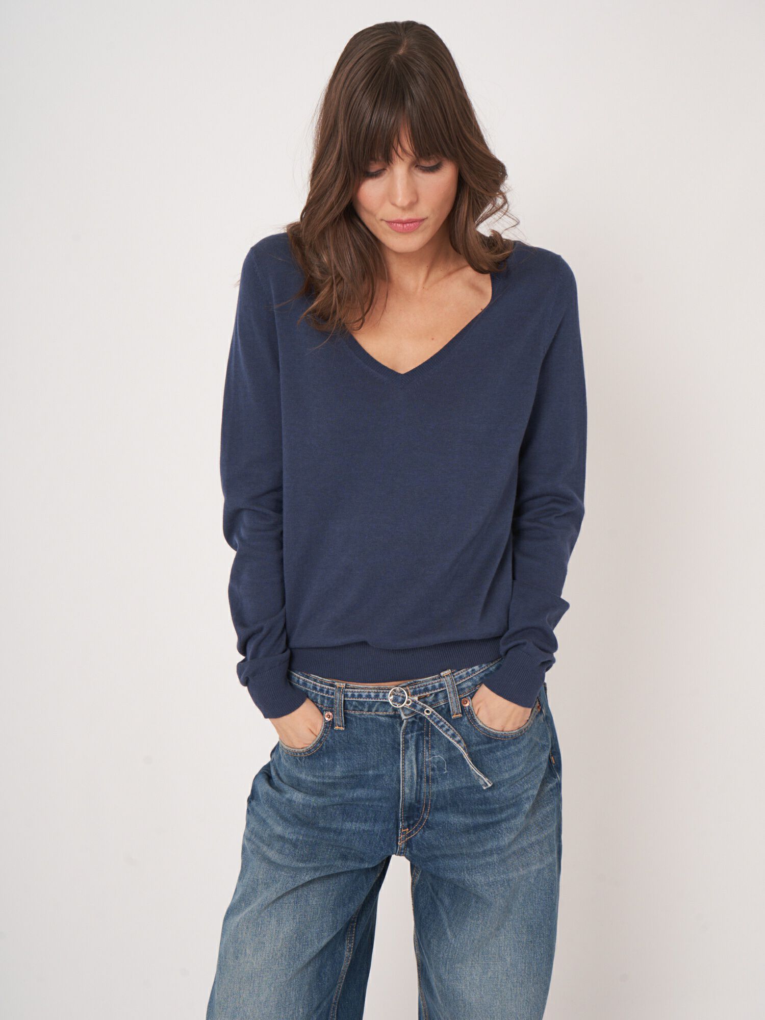 Basic Feinstrick-Pullover mit V-Ausschnitt aus Baumwollmischung von REPEAT cashmere