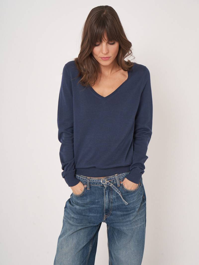 Basic Feinstrick-Pullover mit V-Ausschnitt aus Baumwollmischung von REPEAT cashmere