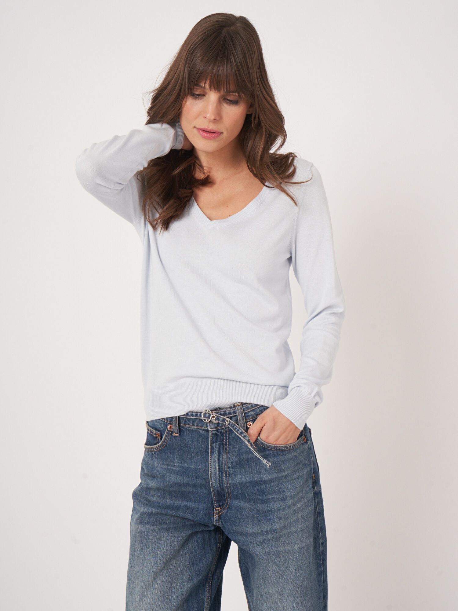 Basic Feinstrick-Pullover mit V-Ausschnitt aus Baumwollmischung von REPEAT cashmere