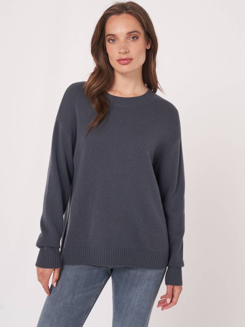 Basic-Pullover mit Rundhalsausschnitt und Rückenschlitz von REPEAT cashmere