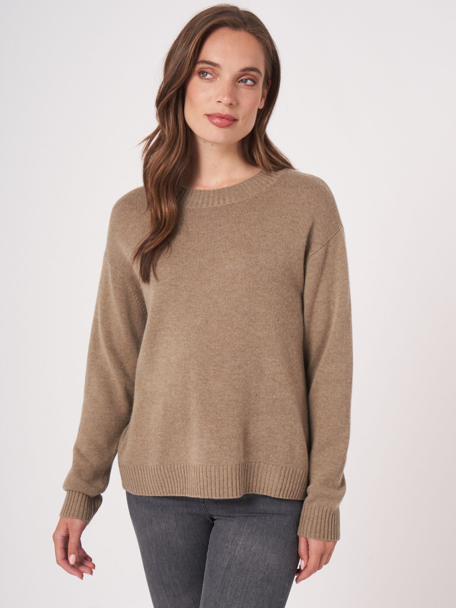 Basic-Pullover mit Rundhalsausschnitt und Rückenschlitz von REPEAT cashmere