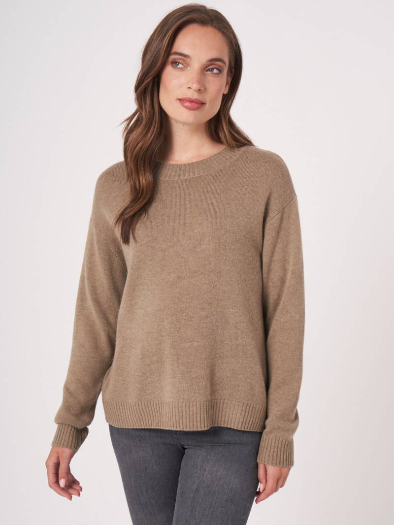 Basic-Pullover mit Rundhalsausschnitt und Rückenschlitz von REPEAT cashmere