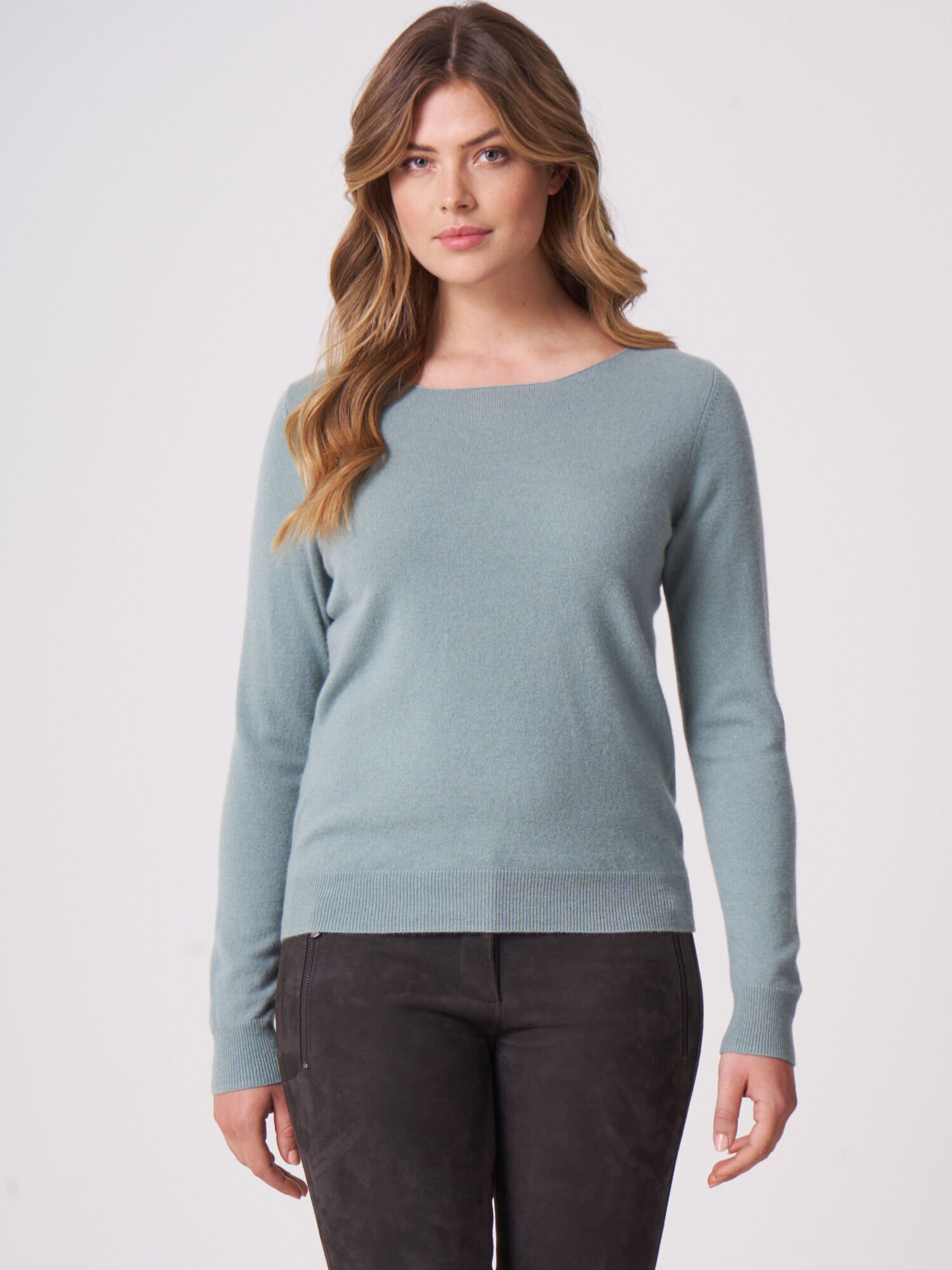 Basic Pullover mit U-Boot-Ausschnitt aus Bio-Kaschmir von REPEAT cashmere