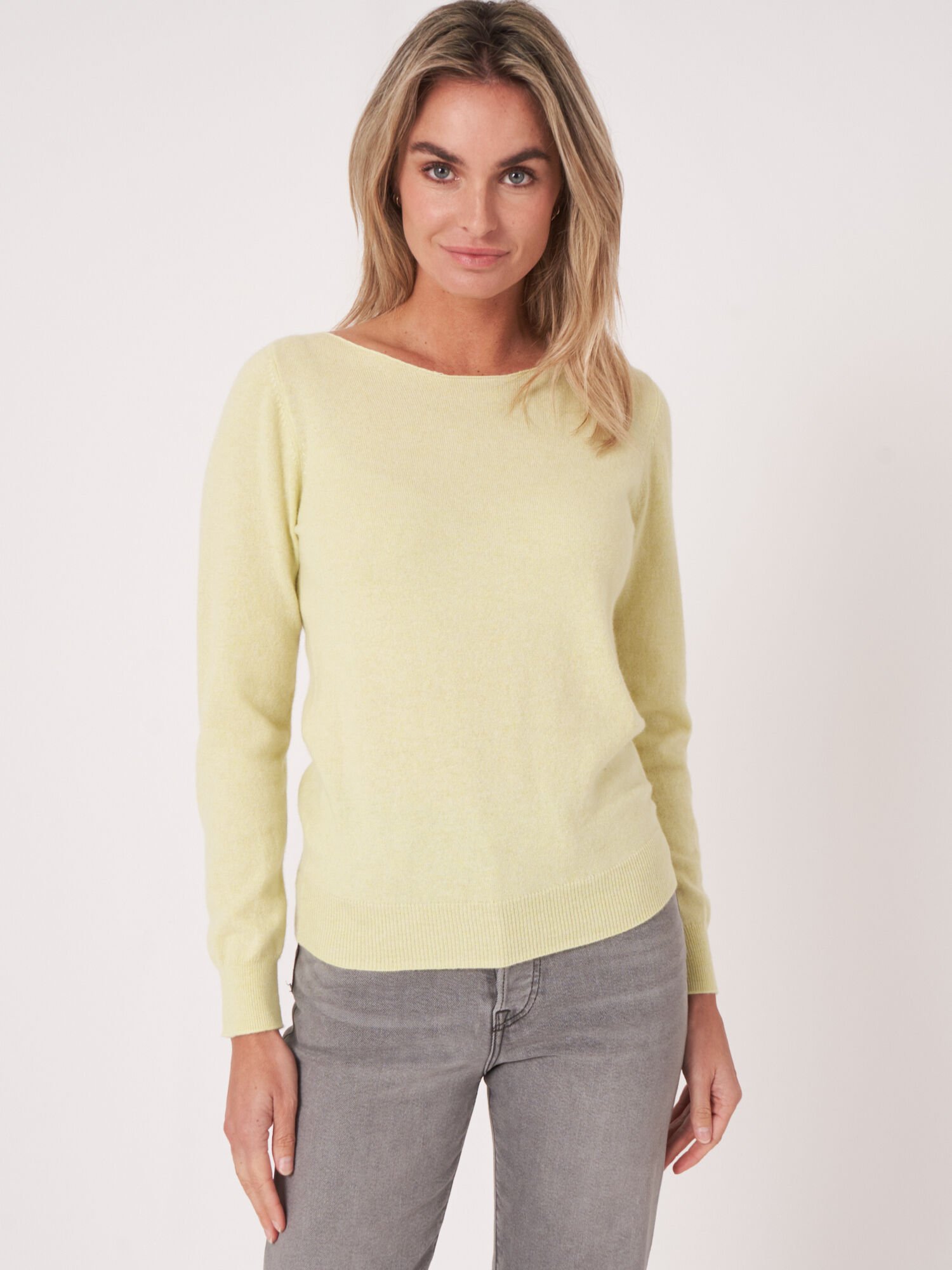 Basic Pullover mit U-Boot-Ausschnitt aus Bio-Kaschmir von REPEAT cashmere