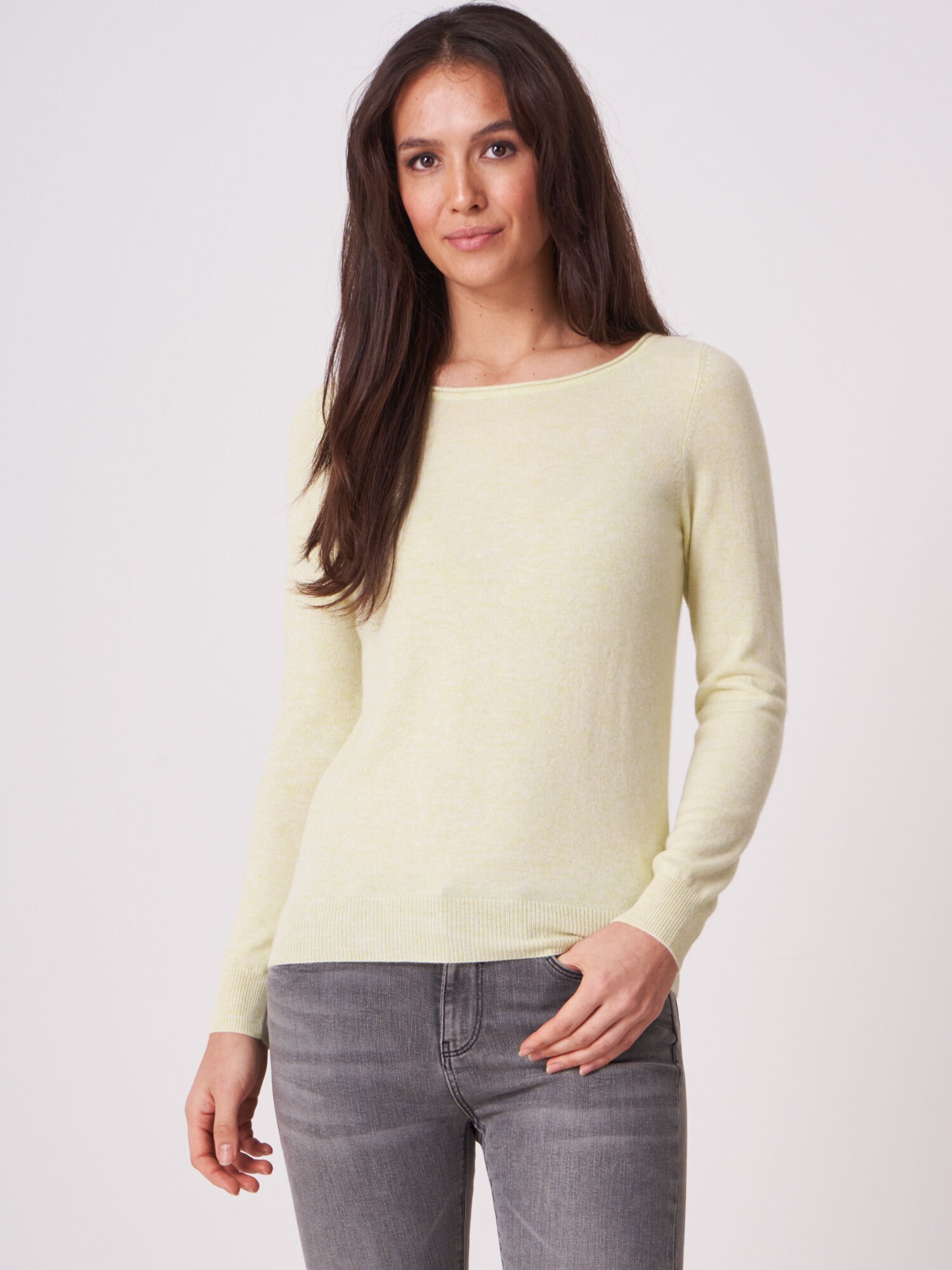 Basic Pullover mit U-Boot-Ausschnitt aus organischem Kaschmir von REPEAT cashmere