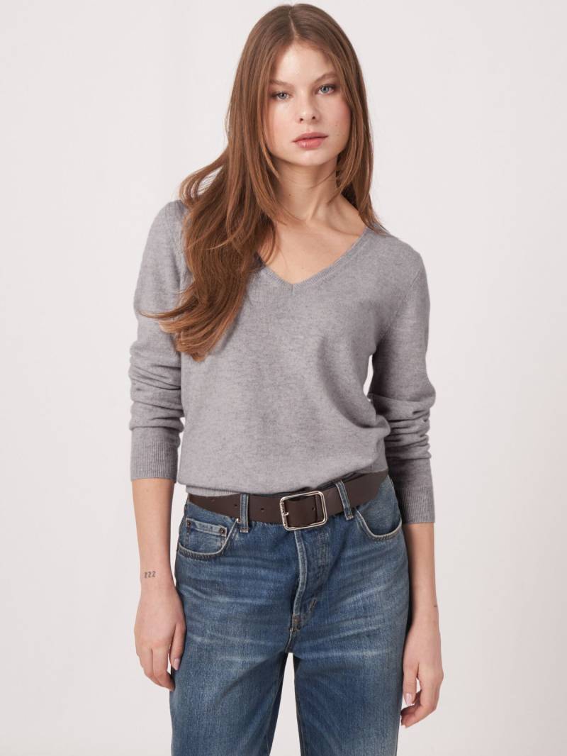 Basic-Pullover mit V-Ausschnitt aus Bio-Kaschmir von REPEAT cashmere