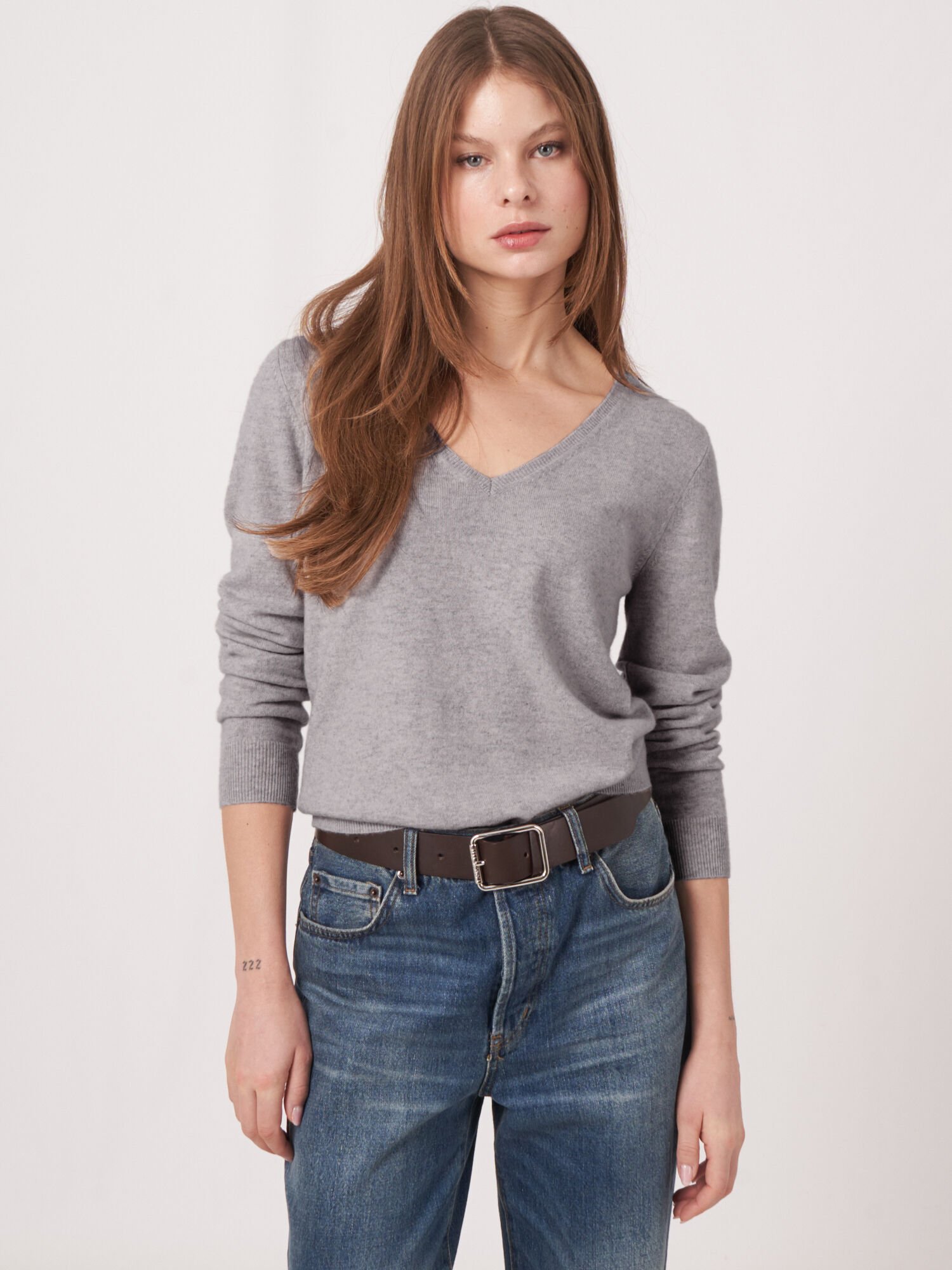 Basic-Pullover mit V-Ausschnitt aus Bio-Kaschmir von REPEAT cashmere