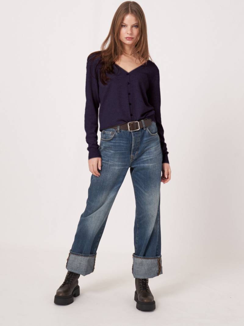 Basic Strickjacke mit V-Ausschnitt aus Bio-Kaschmir von REPEAT cashmere