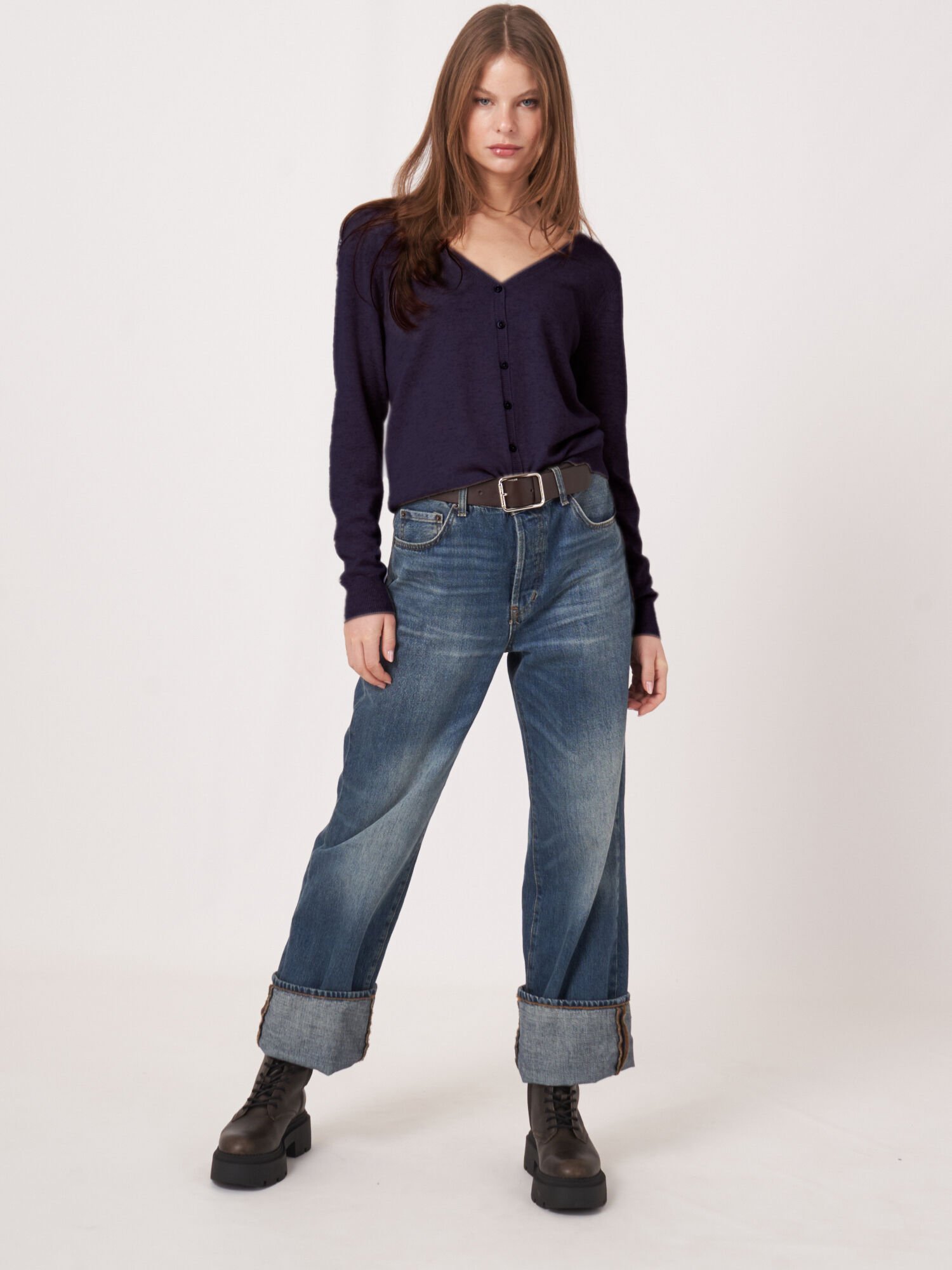 Basic Strickjacke mit V-Ausschnitt aus Bio-Kaschmir von REPEAT cashmere