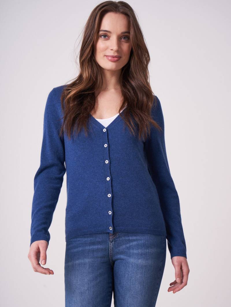 Basic Strickjacke mit V-Ausschnitt aus organischem Kaschmir von REPEAT cashmere