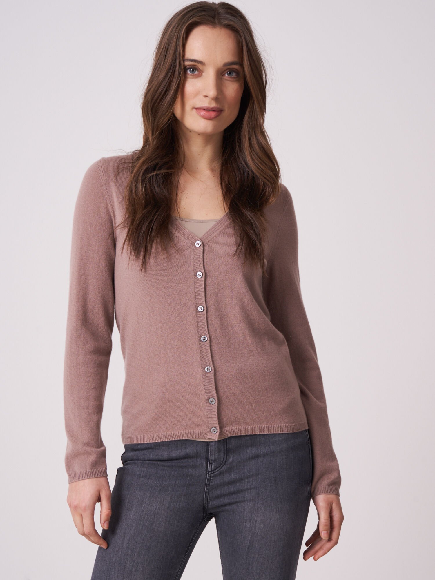 Basic Strickjacke mit V-Ausschnitt aus organischem Kaschmir von REPEAT cashmere