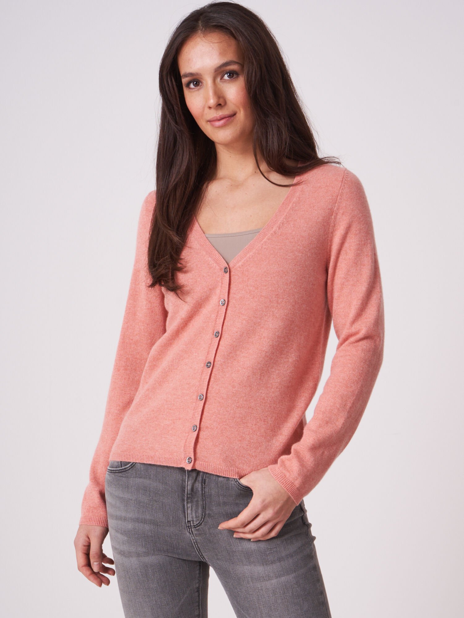 Basic Strickjacke mit V-Ausschnitt aus organischem Kaschmir von REPEAT cashmere